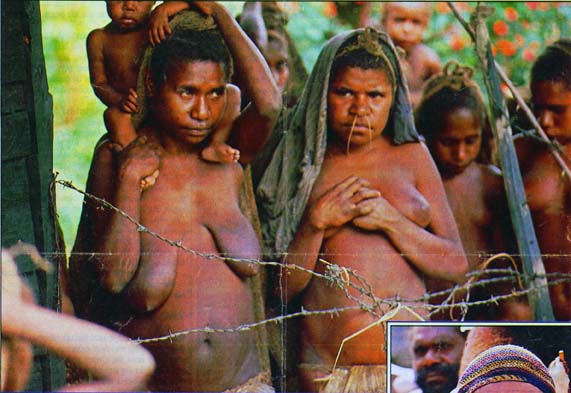 Papoeavrouwen in de Pass Valley, diep in het binnenland van Irian Jaya bij de herdenking van 25 jaar zendingswerk in deze vallei. Hier maakte de tv-ploeg opnamen voor „Een Hollandse erfenis, Irian Jaya.